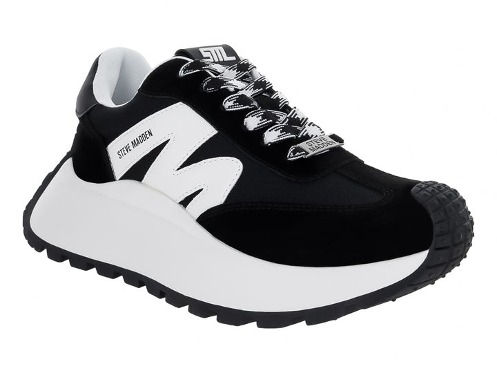 Tenis Steve Madden Super Campo color negro con suela blanca gruesa y dentada.