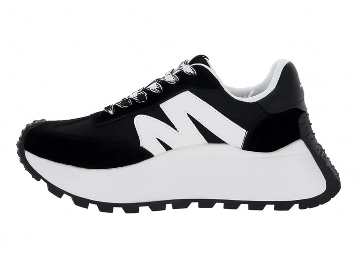 Tenis Steve Madden Super Campo color negro con suela blanca gruesa y dentada.