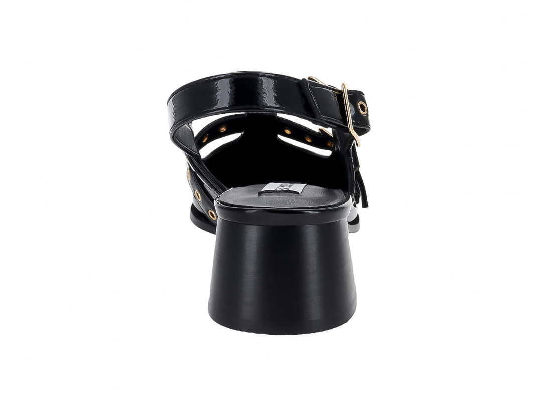 Zapato negro de charol con tacón cuadrado, punta dorada y tres hebillas doradas decorativas.