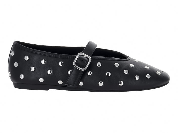 Zapato plano negro de Steve Madden con detalles de tachuelas plateadas y correa con hebilla.