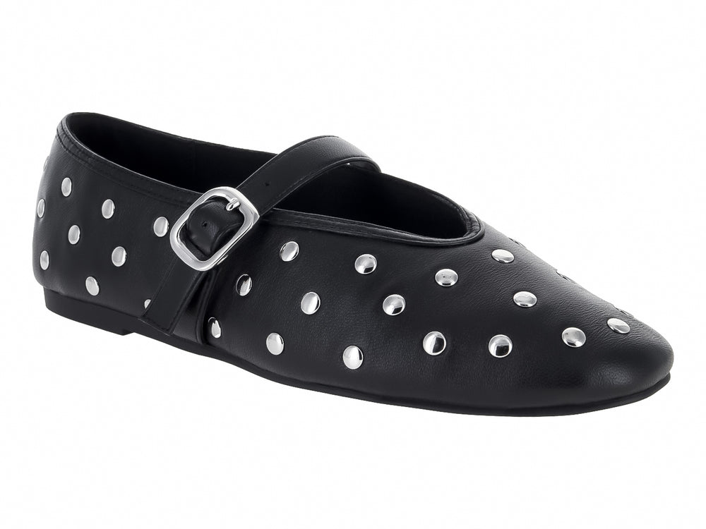 Zapato plano negro de Steve Madden con detalles de tachuelas plateadas y correa con hebilla.