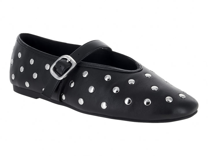 Zapato plano negro de Steve Madden con detalles de tachuelas plateadas y correa con hebilla.