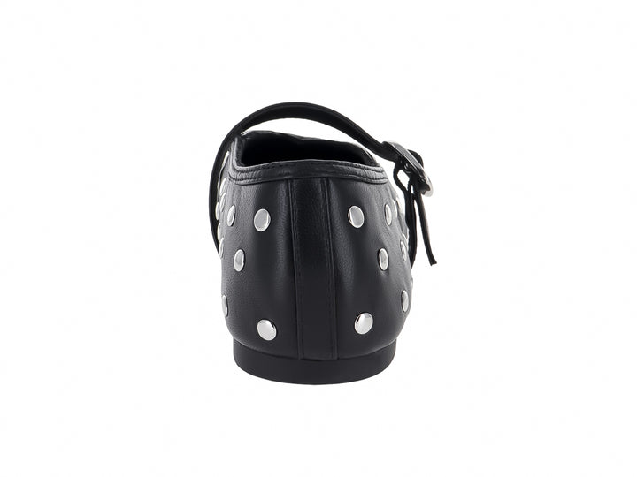 Zapato plano negro de Steve Madden con detalles de tachuelas plateadas y correa con hebilla.