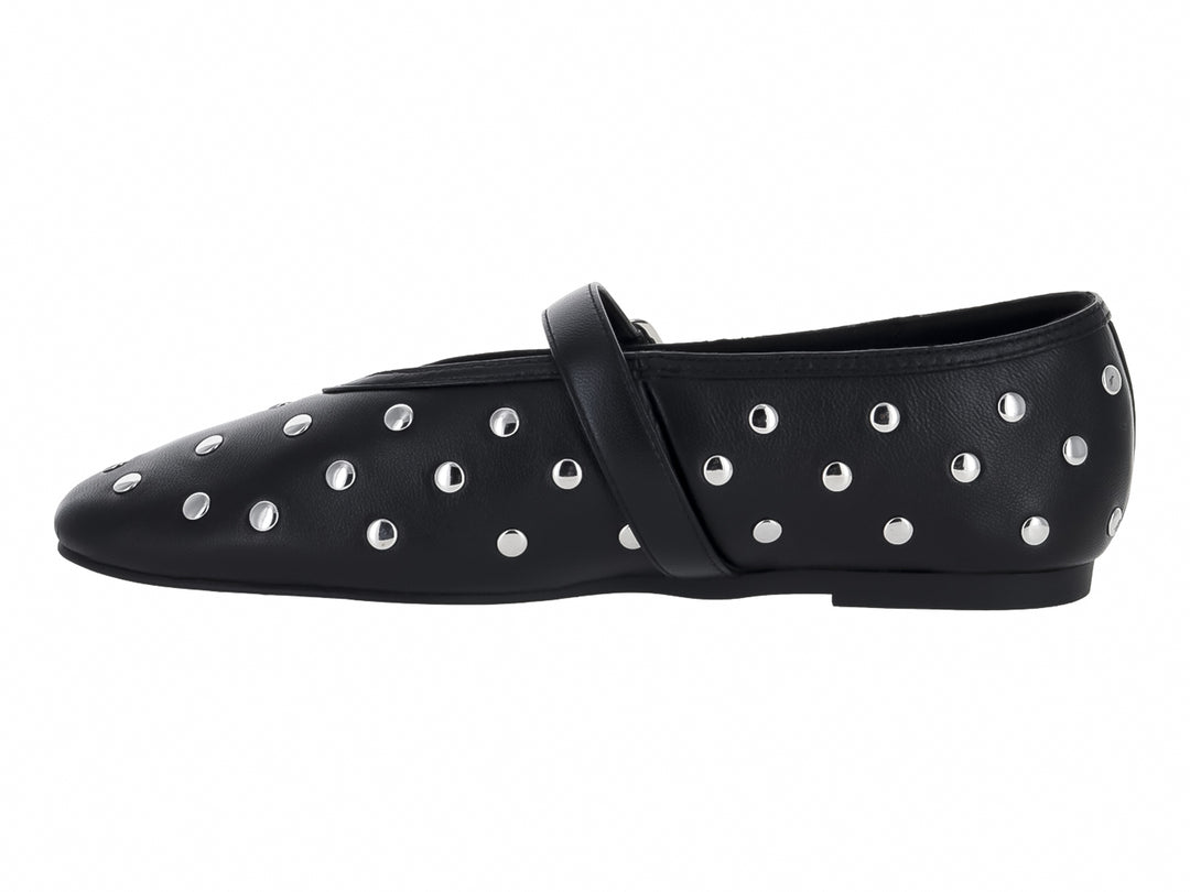 Zapato plano negro de Steve Madden con detalles de tachuelas plateadas y correa con hebilla.