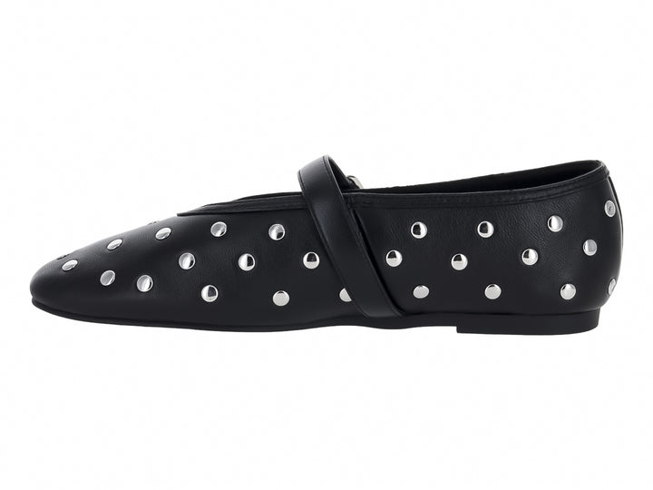 Zapato plano negro de Steve Madden con detalles de tachuelas plateadas y correa con hebilla.