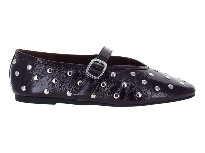 Zapato plano Steve Madden color guinda brillante con tachuelas plateadas y hebilla decorativa.