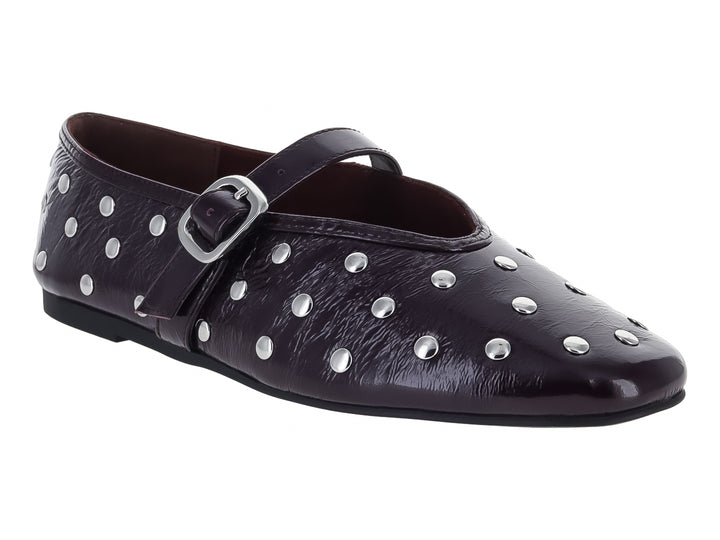 Zapato plano Steve Madden color guinda brillante con tachuelas plateadas y hebilla decorativa.