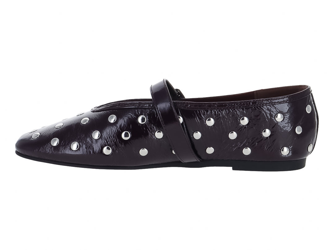 Zapato plano Steve Madden color guinda brillante con tachuelas plateadas y hebilla decorativa.