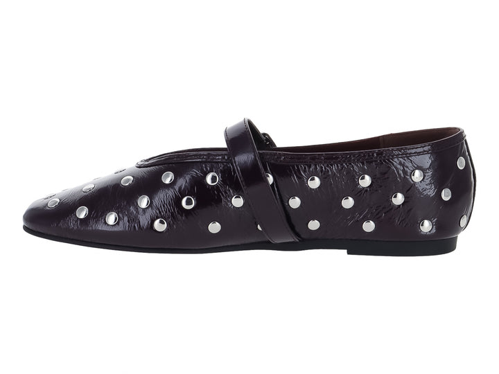 Zapato plano Steve Madden color guinda brillante con tachuelas plateadas y hebilla decorativa.