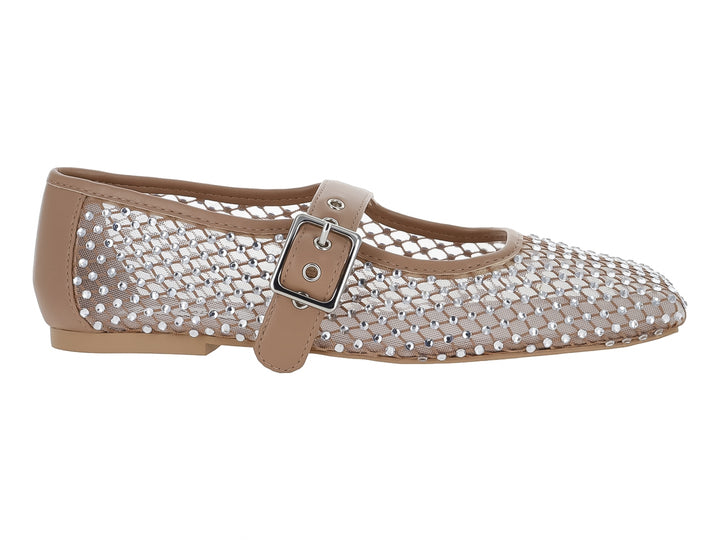 Zapato plano Steve Madden color tan con acabado de malla brillante y correa con hebilla plateada.