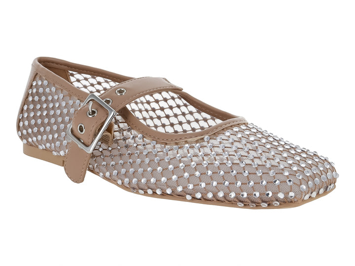 Zapato plano Steve Madden color tan con acabado de malla brillante y correa con hebilla plateada.