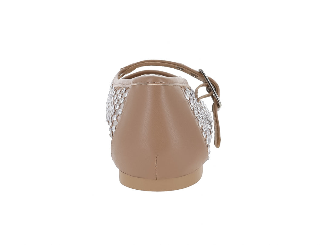 Zapato plano Steve Madden color tan con acabado de malla brillante y correa con hebilla plateada.