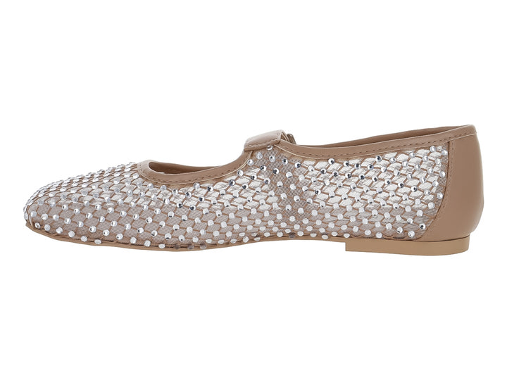 Zapato plano Steve Madden color tan con acabado de malla brillante y correa con hebilla plateada.