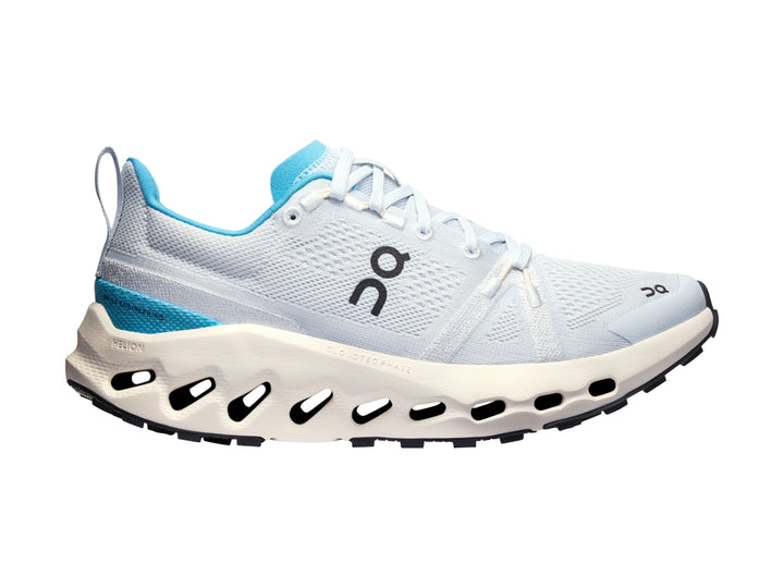 Tenis deportivos On Cloud en color blanco y azul claro con suela blanca texturizada.