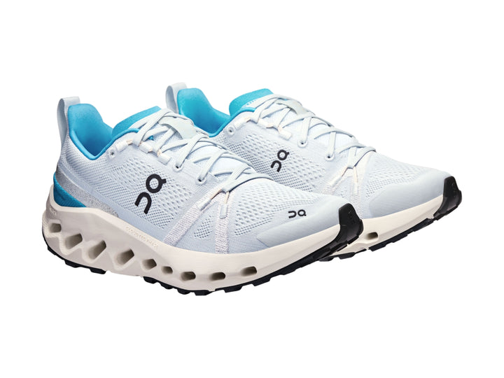 Tenis deportivos On Cloud en color blanco y azul claro con suela blanca texturizada.