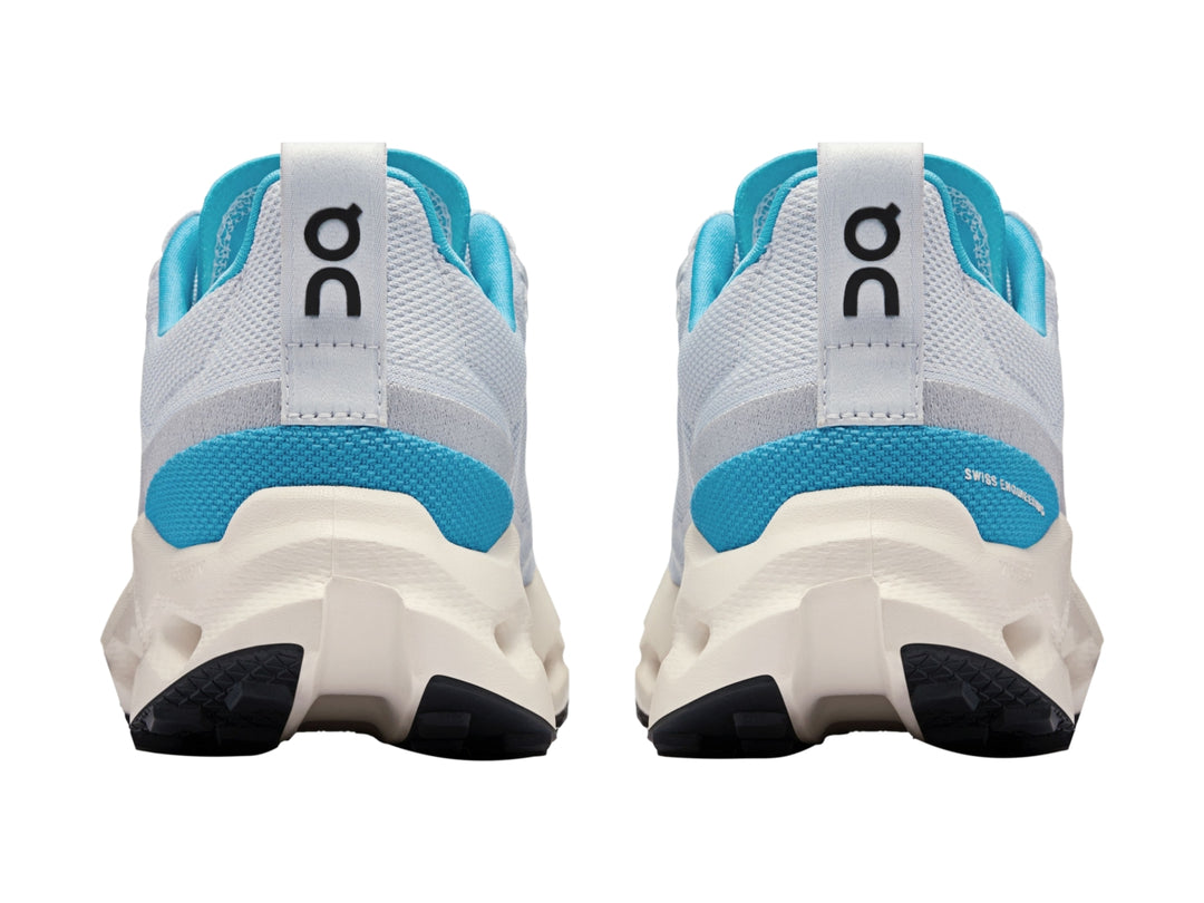 Tenis deportivos On Cloud en color blanco y azul claro con suela blanca texturizada.