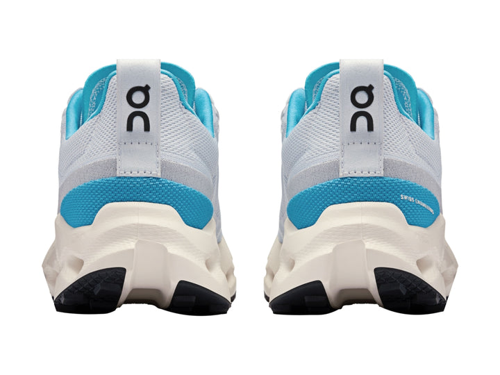 Tenis deportivos On Cloud en color blanco y azul claro con suela blanca texturizada.