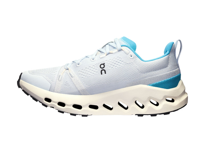 Tenis deportivos On Cloud en color blanco y azul claro con suela blanca texturizada.