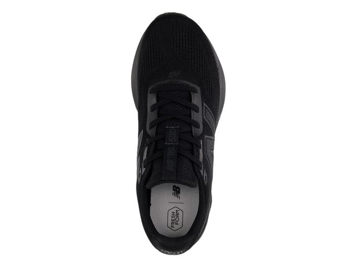 Tenis New Balance modelo 520 en color negro total, con malla transpirable y suela Fresh Foam.