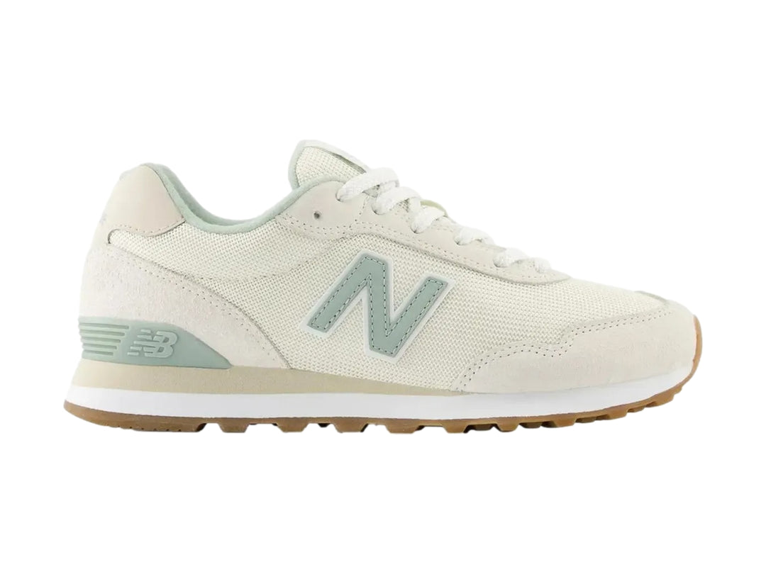 Tenis New Balance WL 515 color blanco crema con detalles verdes y suela marrón.