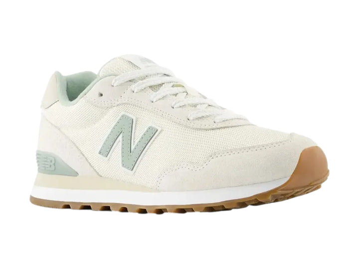 Tenis New Balance WL 515 color blanco crema con detalles verdes y suela marrón.