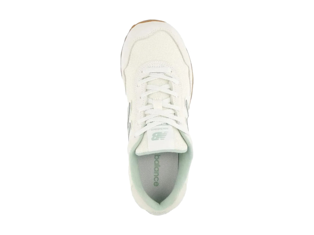 Tenis New Balance WL 515 color blanco crema con detalles verdes y suela marrón.