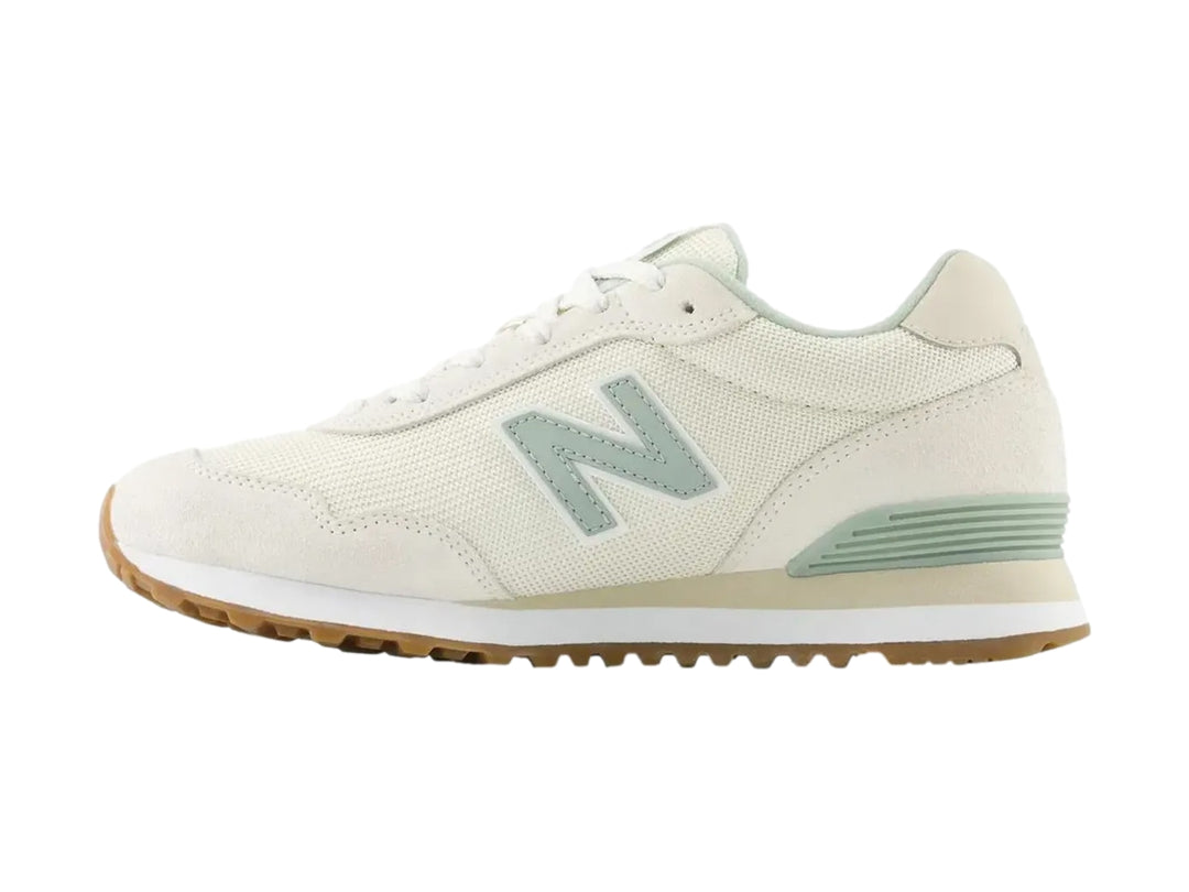 Tenis New Balance WL 515 color blanco crema con detalles verdes y suela marrón.