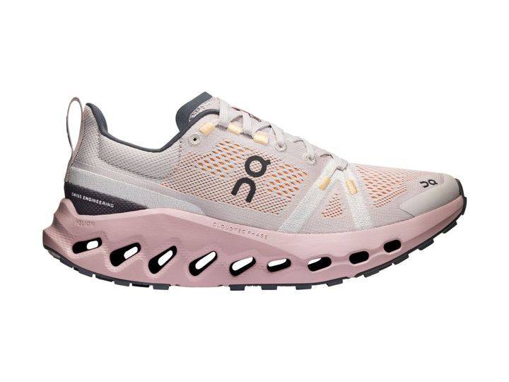 Tenis On Cloudsurfer Trail en color plata y malva con suela técnica para trail running.