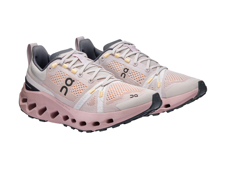 Tenis On Cloudsurfer Trail en color plata y malva con suela técnica para trail running.