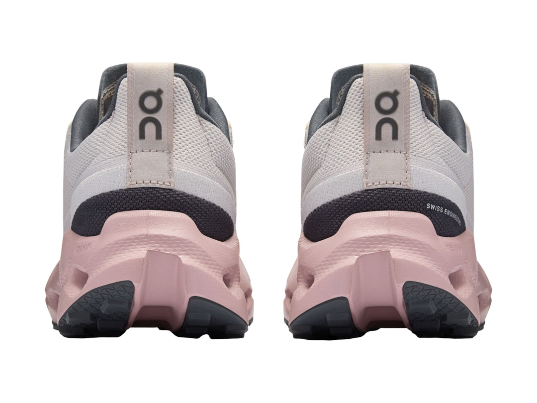 Tenis On Cloudsurfer Trail en color plata y malva con suela técnica para trail running.