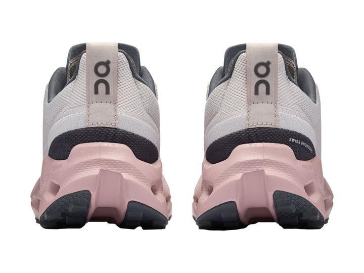 Tenis On Cloudsurfer Trail en color plata y malva con suela técnica para trail running.