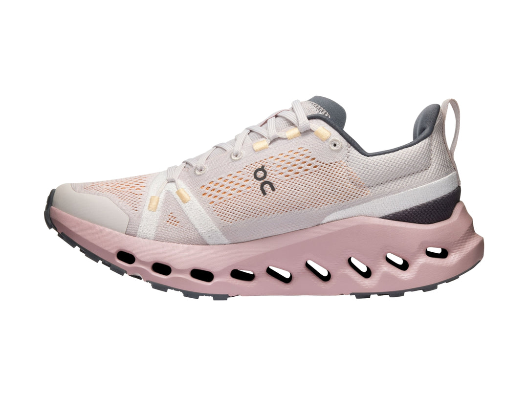 Tenis On Cloudsurfer Trail en color plata y malva con suela técnica para trail running.