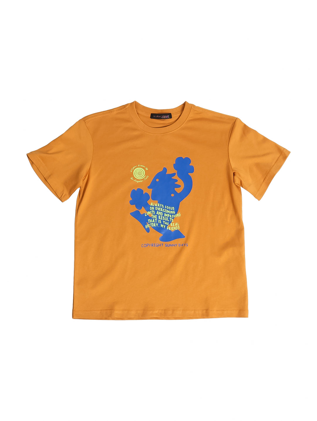 Camiseta color marrón mostaza con estampado gráfico en azul y amarillo en el centro.