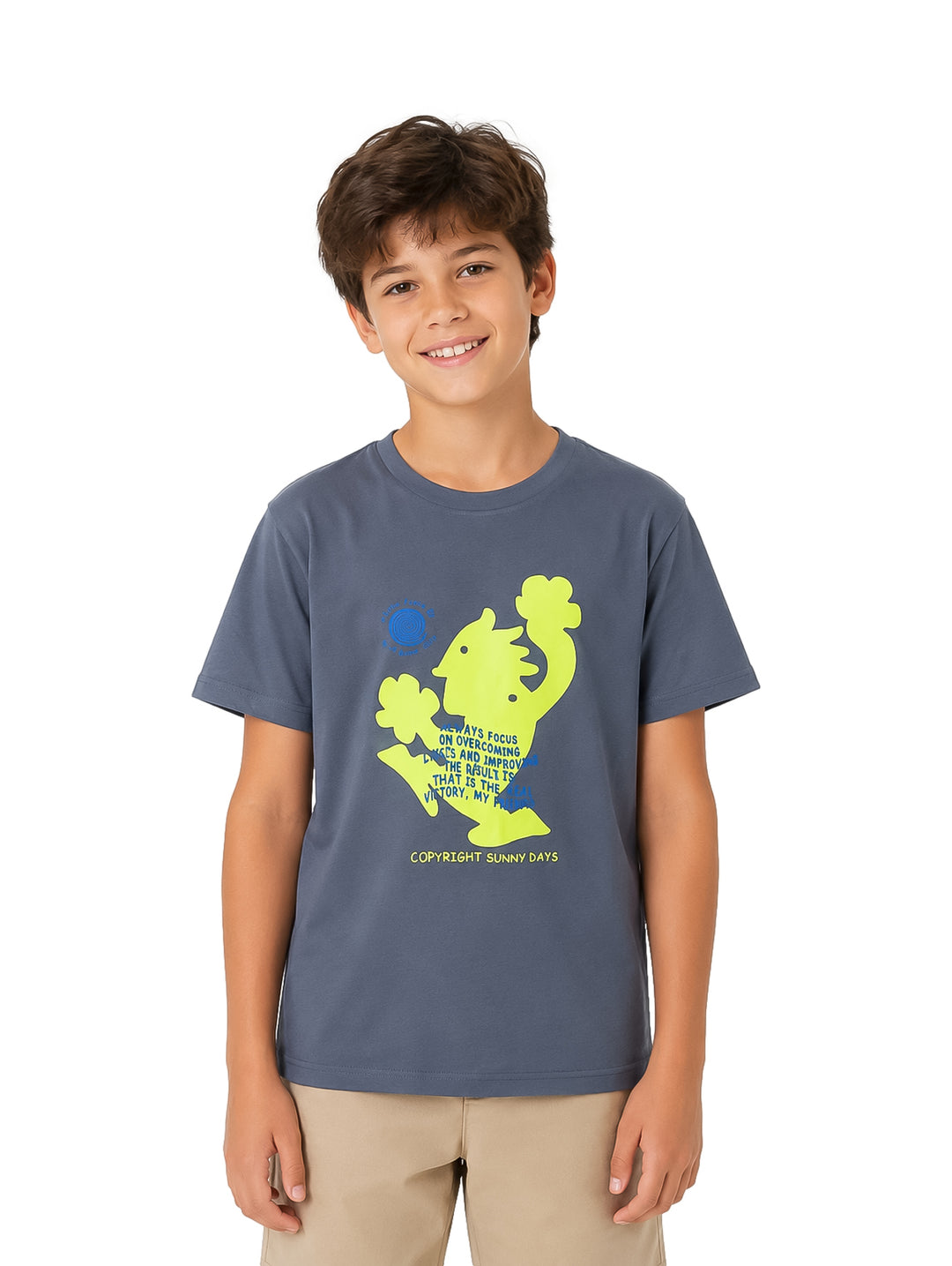 Camiseta color gris con estampado gráfico en amarillo y azul en el centro, para niños y adolescentes.