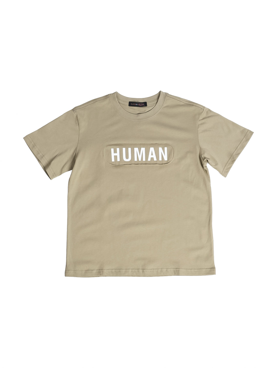 Camiseta de color verde militar con la palabra HUMAN impresa en blanco en el pecho.