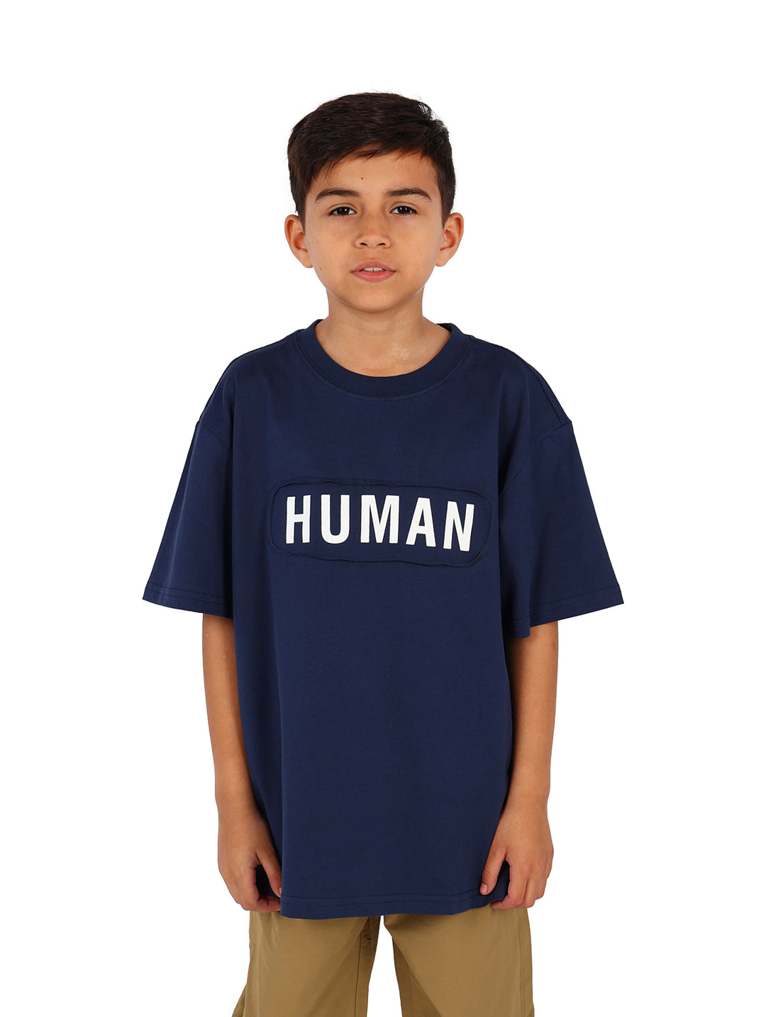 Niño vistiendo camiseta azul marino de manga corta con la palabra HUMAN impresa en letras blancas en el pecho.