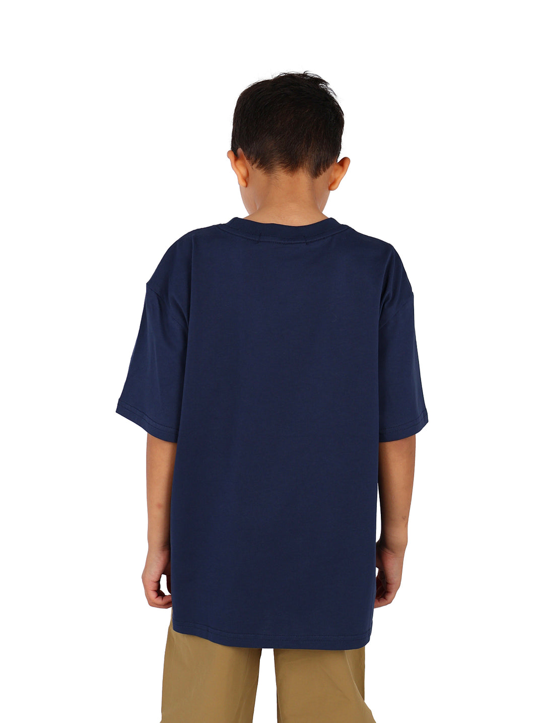 Niño vistiendo camiseta azul marino de manga corta con la palabra HUMAN impresa en letras blancas en el pecho.