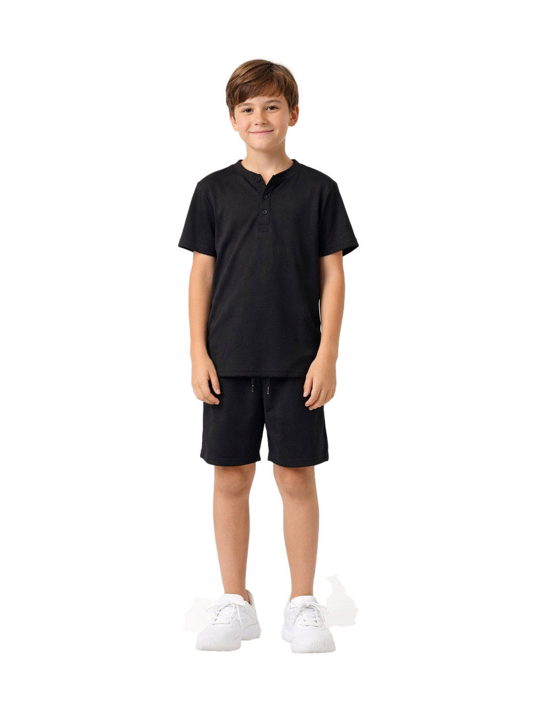 Conjunto de ropa para niño compuesto por camisa negra de manga corta y short negro a juego.