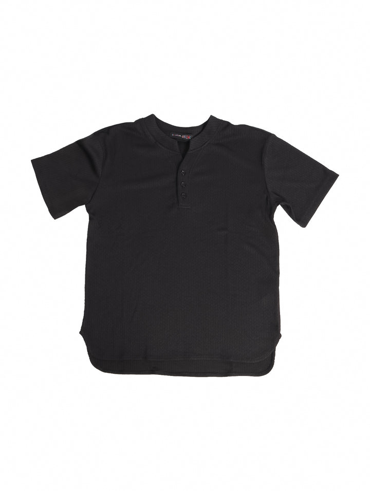 Conjunto de ropa para niño compuesto por camisa negra de manga corta y short negro a juego.