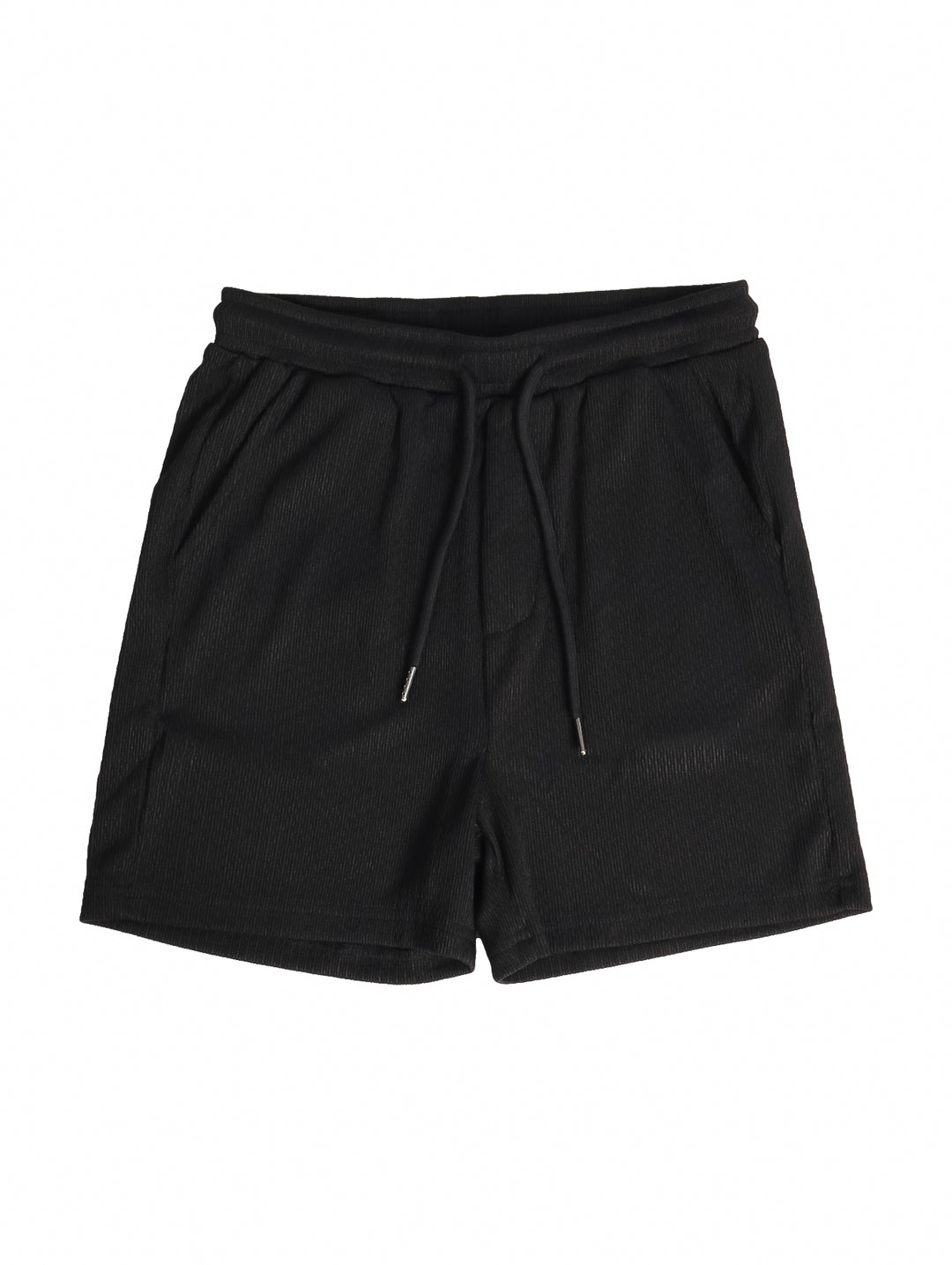 Conjunto de ropa para niño compuesto por camisa negra de manga corta y short negro a juego.