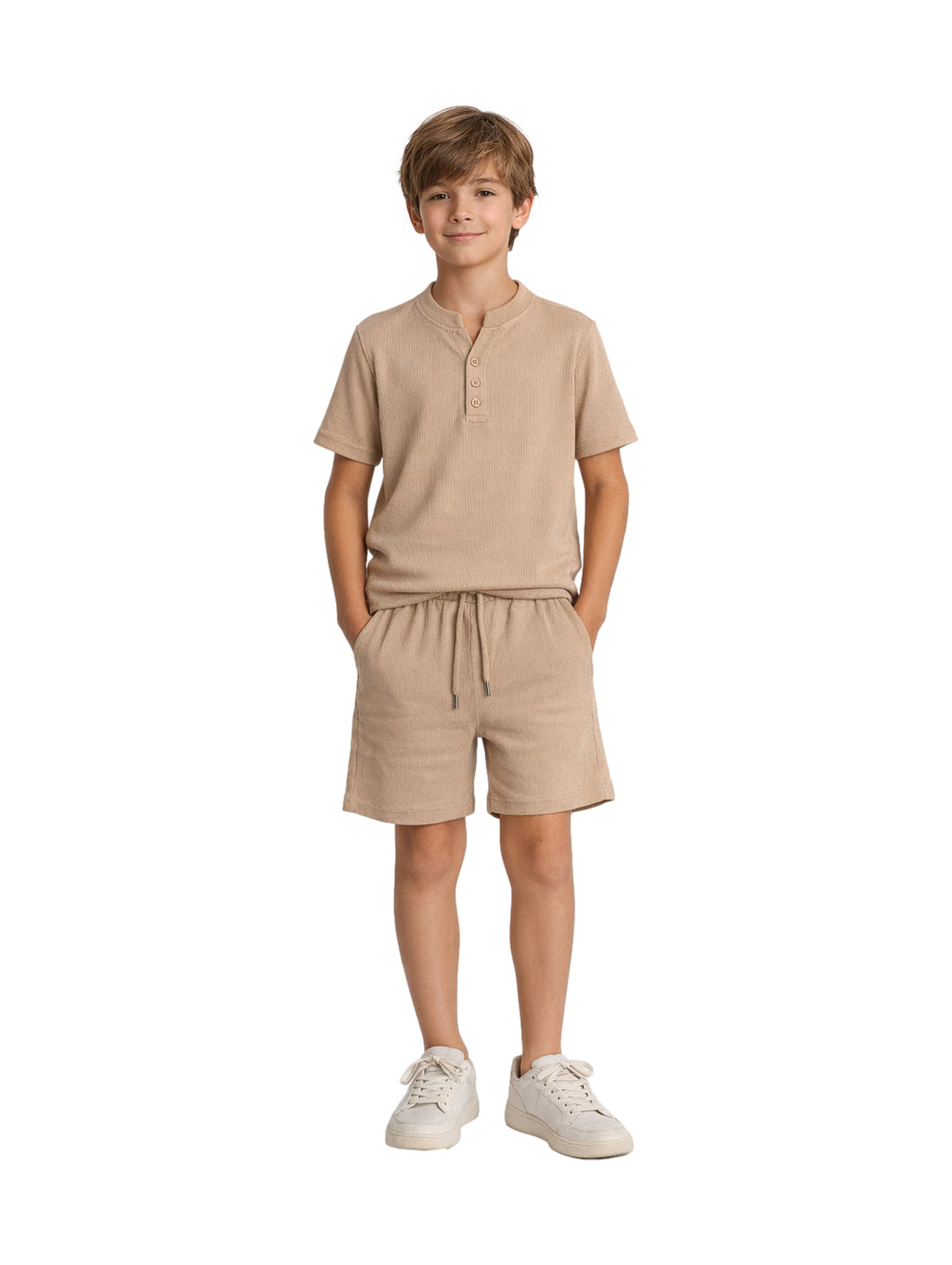 Conjunto de dos piezas para niño en color khaki, compuesto por camisa de manga corta y short.