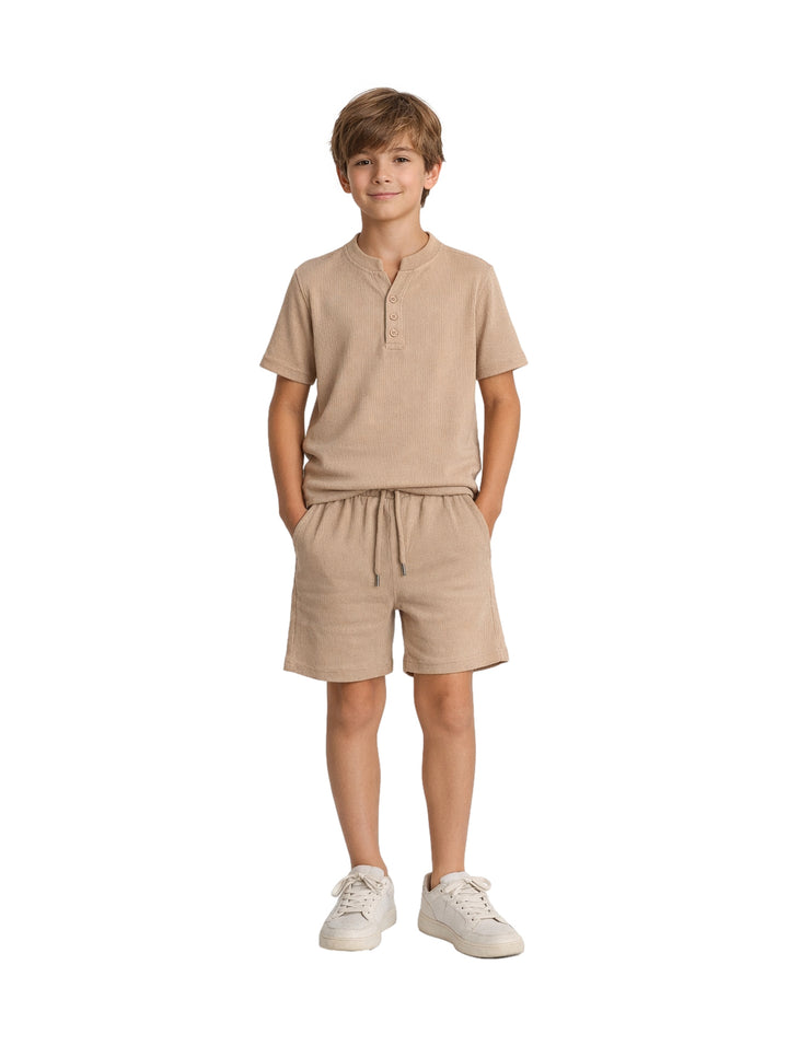 Conjunto de dos piezas para niño en color khaki, compuesto por camisa de manga corta y short.