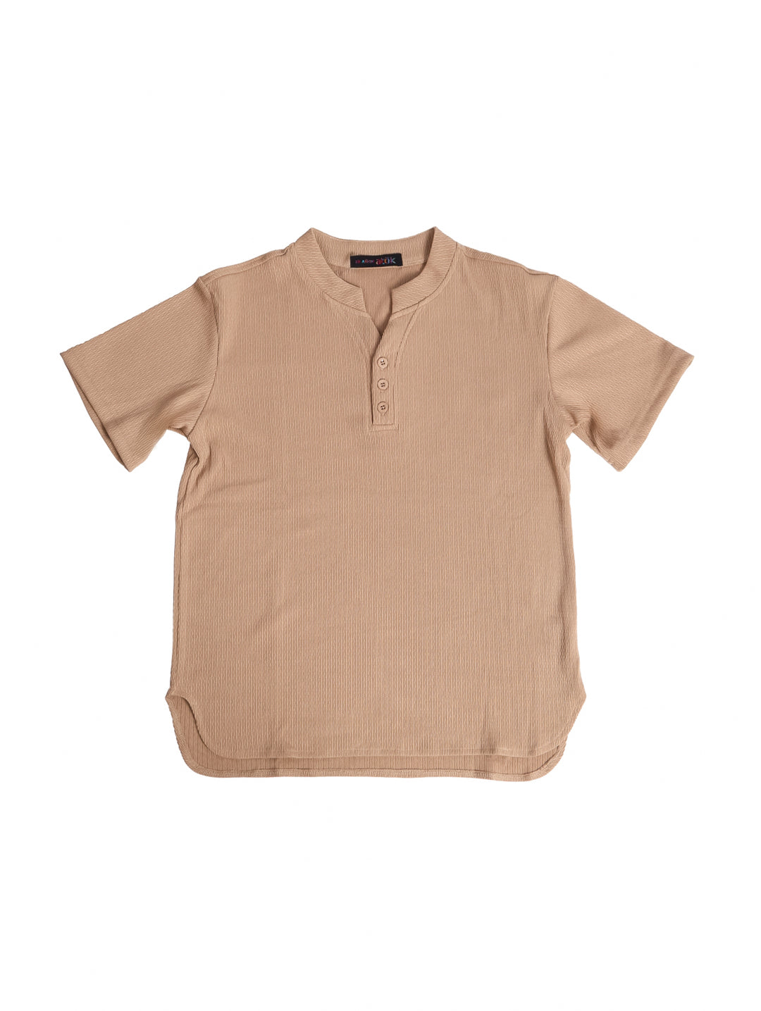 Conjunto de dos piezas para niño en color khaki, compuesto por camisa de manga corta y short.