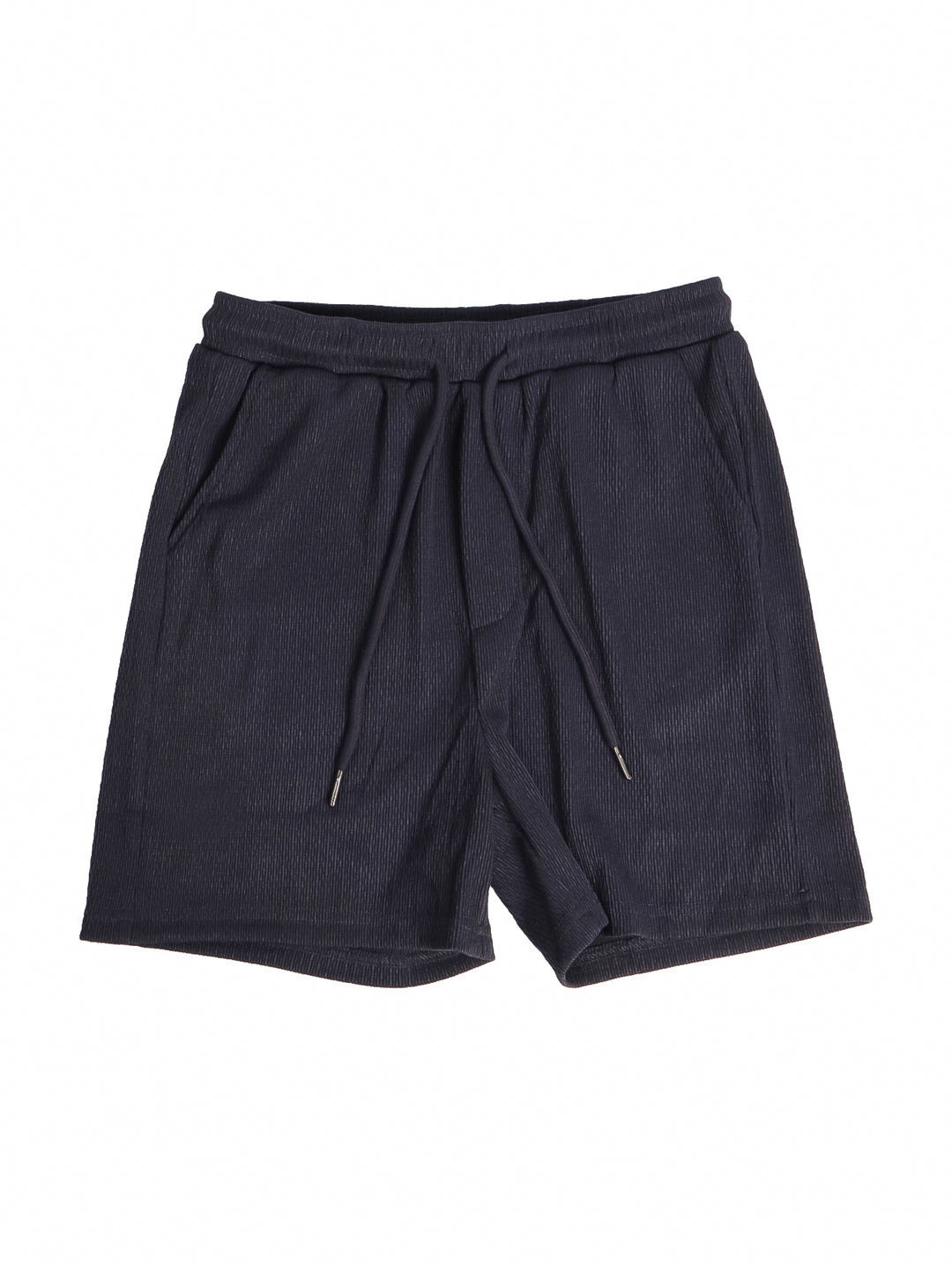 Conjunto de ropa para niño compuesto por camisa gris oscuro de manga corta y short a juego con tenis blancos.
