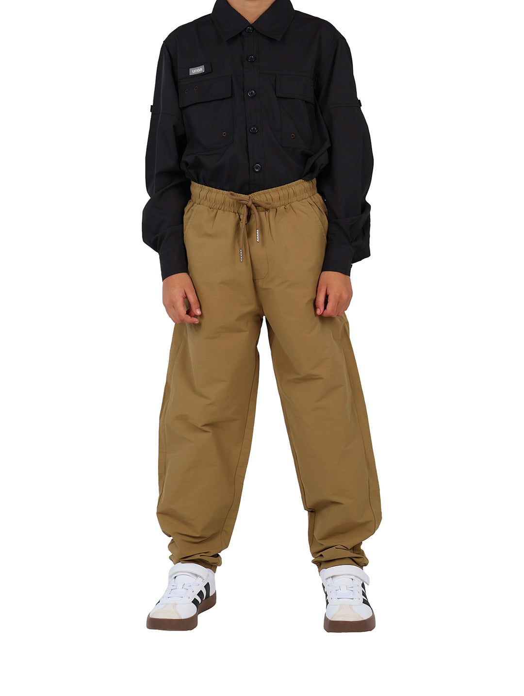 Pantalones tipo jogger color café con cintura ajustable y puños elásticos para niño o niña.