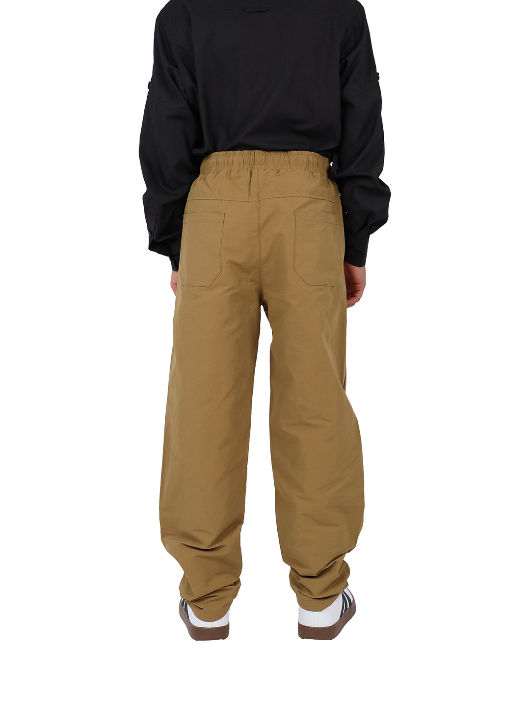 Pantalones tipo jogger color café con cintura ajustable y puños elásticos para niño o niña.