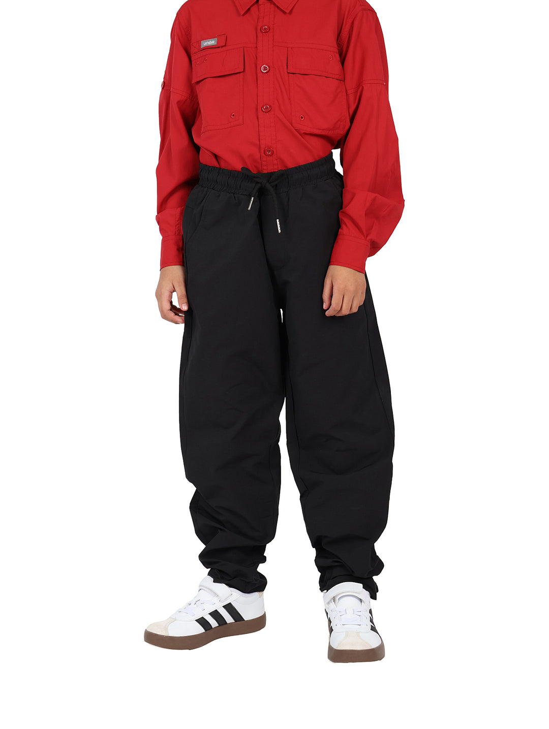 Pantalones tipo jogger color negro para niño o niña con cintura ajustable y corte casual.