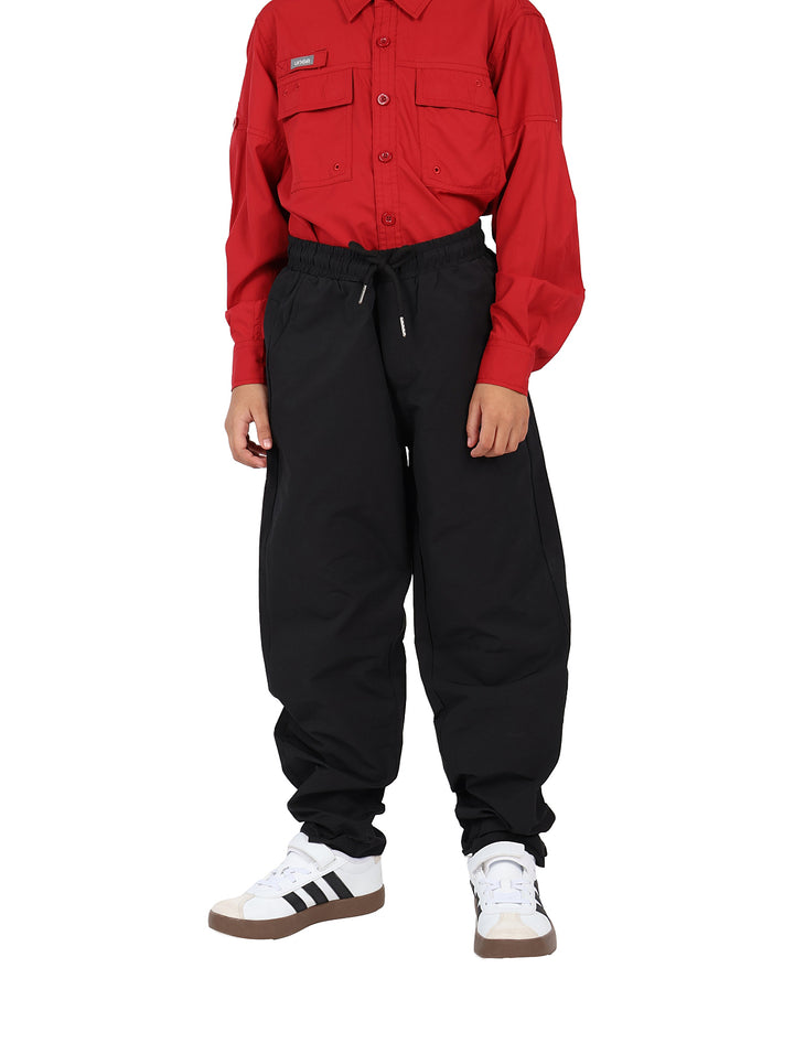Pantalones tipo jogger color negro para niño o niña con cintura ajustable y corte casual.