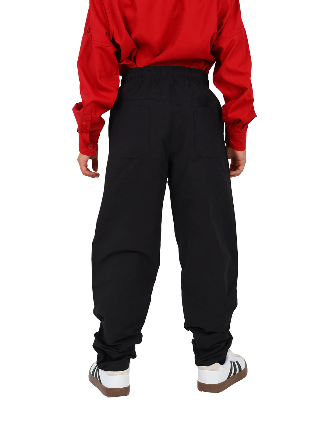 Pantalones tipo jogger color negro para niño o niña con cintura ajustable y corte casual.