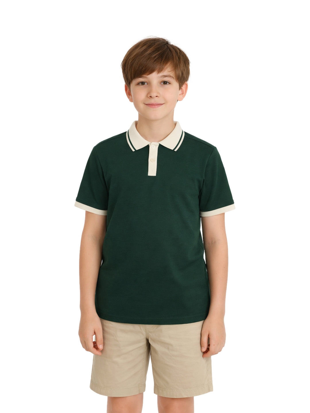 Niño vistiendo una playera polo color verde con cuello y bordes de manga en color blanco.